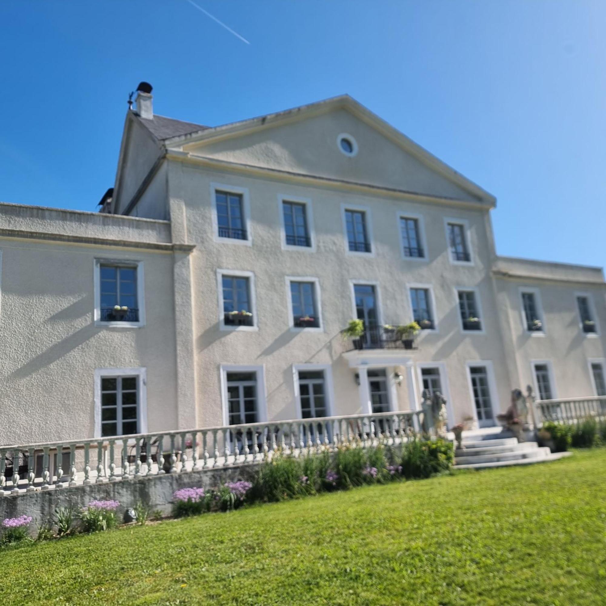 Chateau Roquehort Avec Ev Recharge Point 22Kw Monein Exterior photo